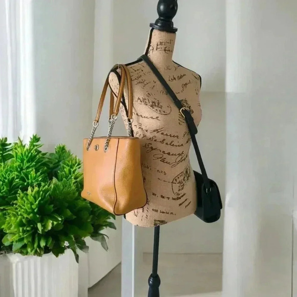 COACH Turnlock Chain Tote shoulder bag in camel - Picture 4 of 14